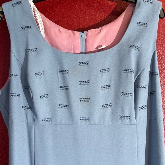 Does have a couple of small stains, needs to be cleaned - Picture 3 of 16